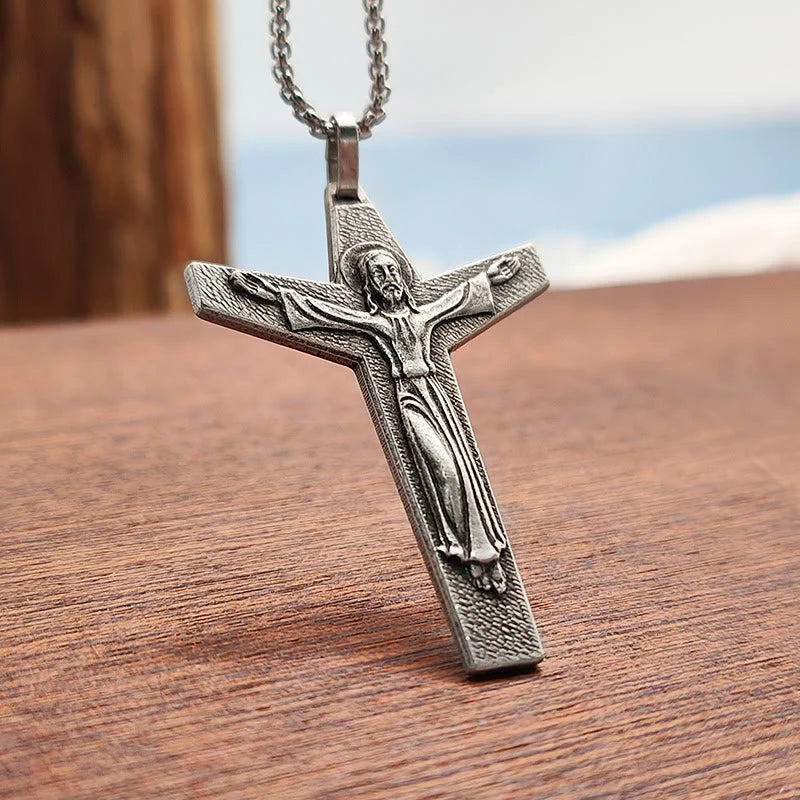 Wiara i odwaga Naszyjnik z krzyżem i krucyfiksem: symbol odporności