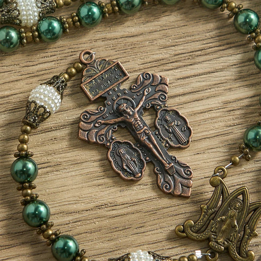 Różaniec z perłowych koralików w odcieniu zieleni z metalu w stylu vintage