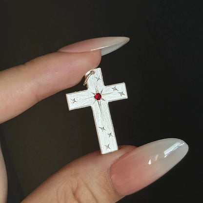 Naszyjnik z wisiorkiem w kształcie krzyża z cyrkonii z grawerunkiem gwiazdy :symbol boskiego światła i wiary