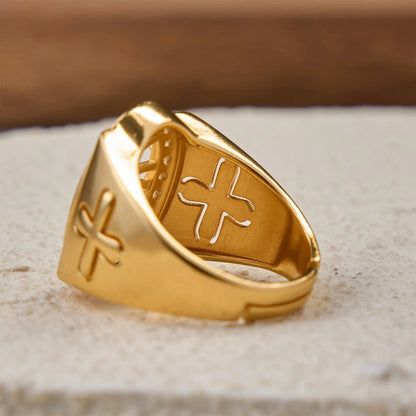 Pierścień sygnetowy z cyrkonią św. Judy i krzyżem bocznym: symbol nadziei i boskiego przewodnictwa