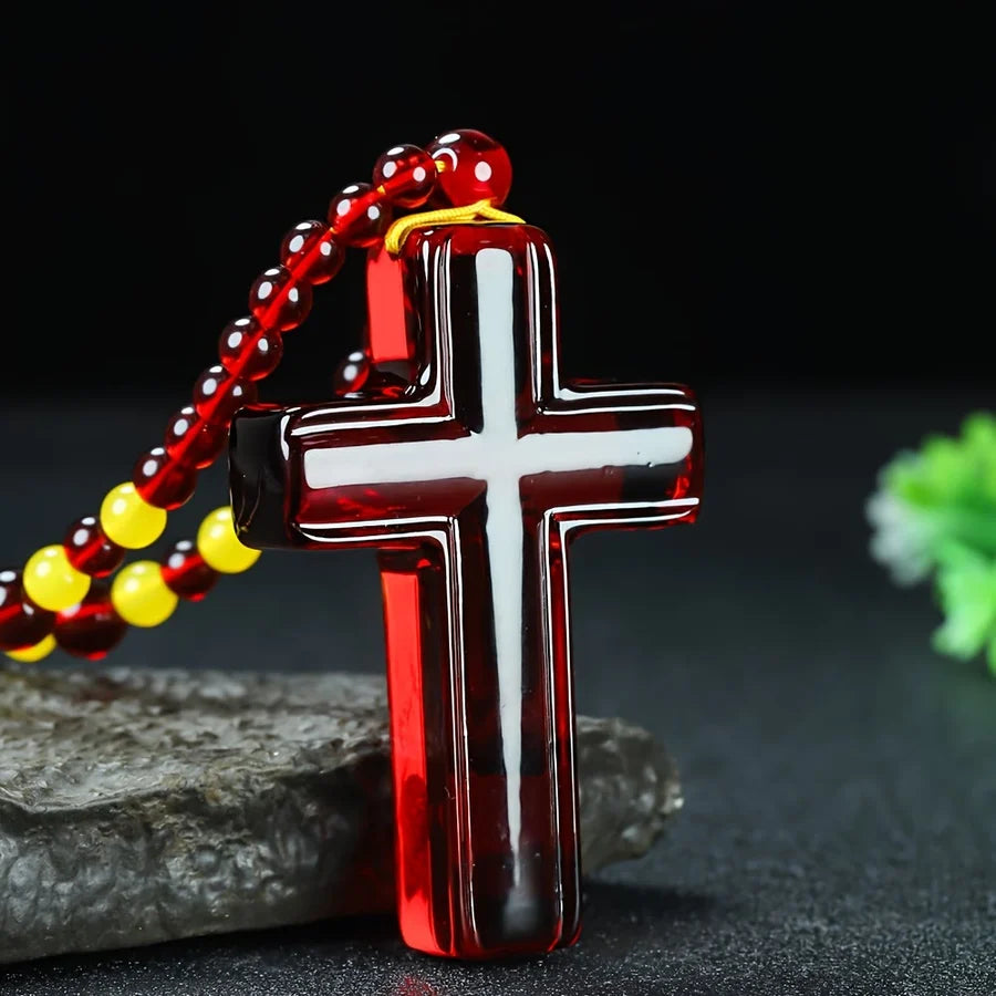 Solidna, błyszcząca żywiczna zawieszka w kształcie krzyża z bursztynem i regulowanym naszyjnikiem z koralikami na zmianę