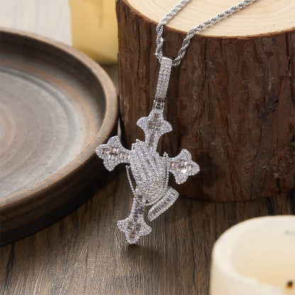 Naszyjnik z krzyżem i intarsjowanymi dłońmi w kształcie modlitwy autorstwa :ponadczasowy symbol szczerej, pobożnej modlitwy
