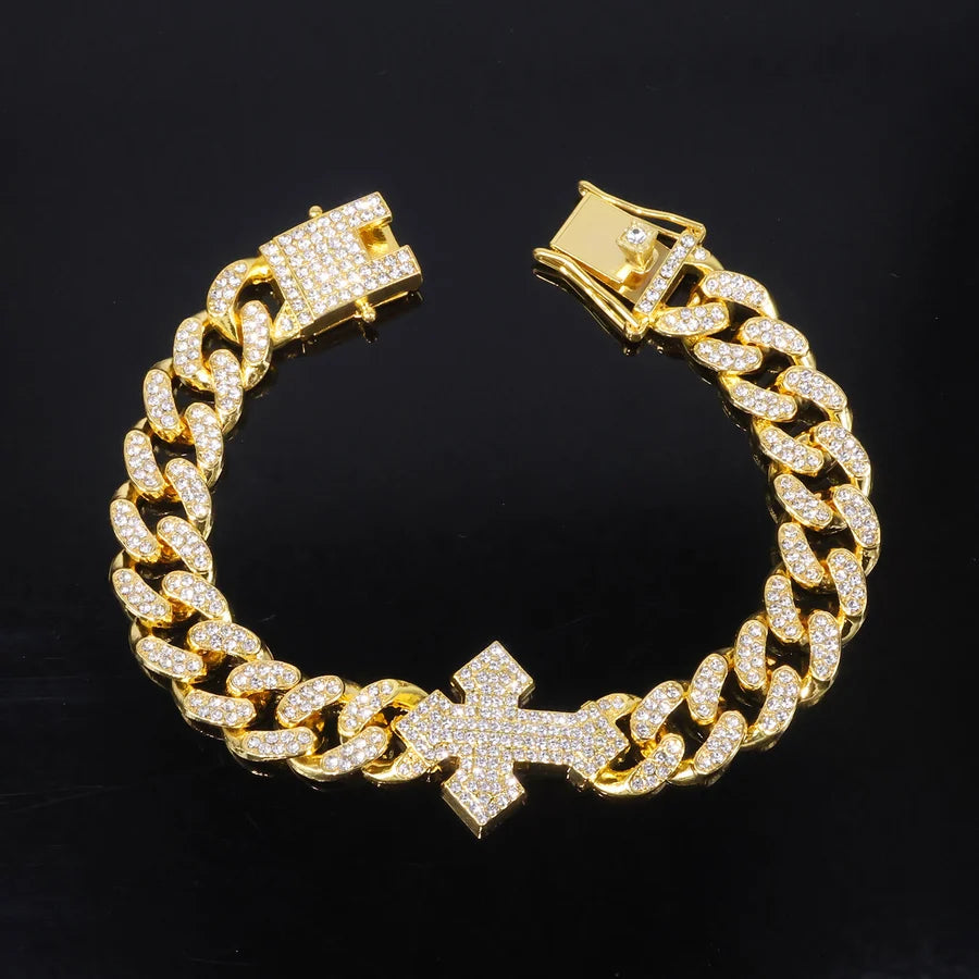 Naszyjnik z krzyżem kubańskim Iced Out: Symbol odważnej, niebiańskiej siły