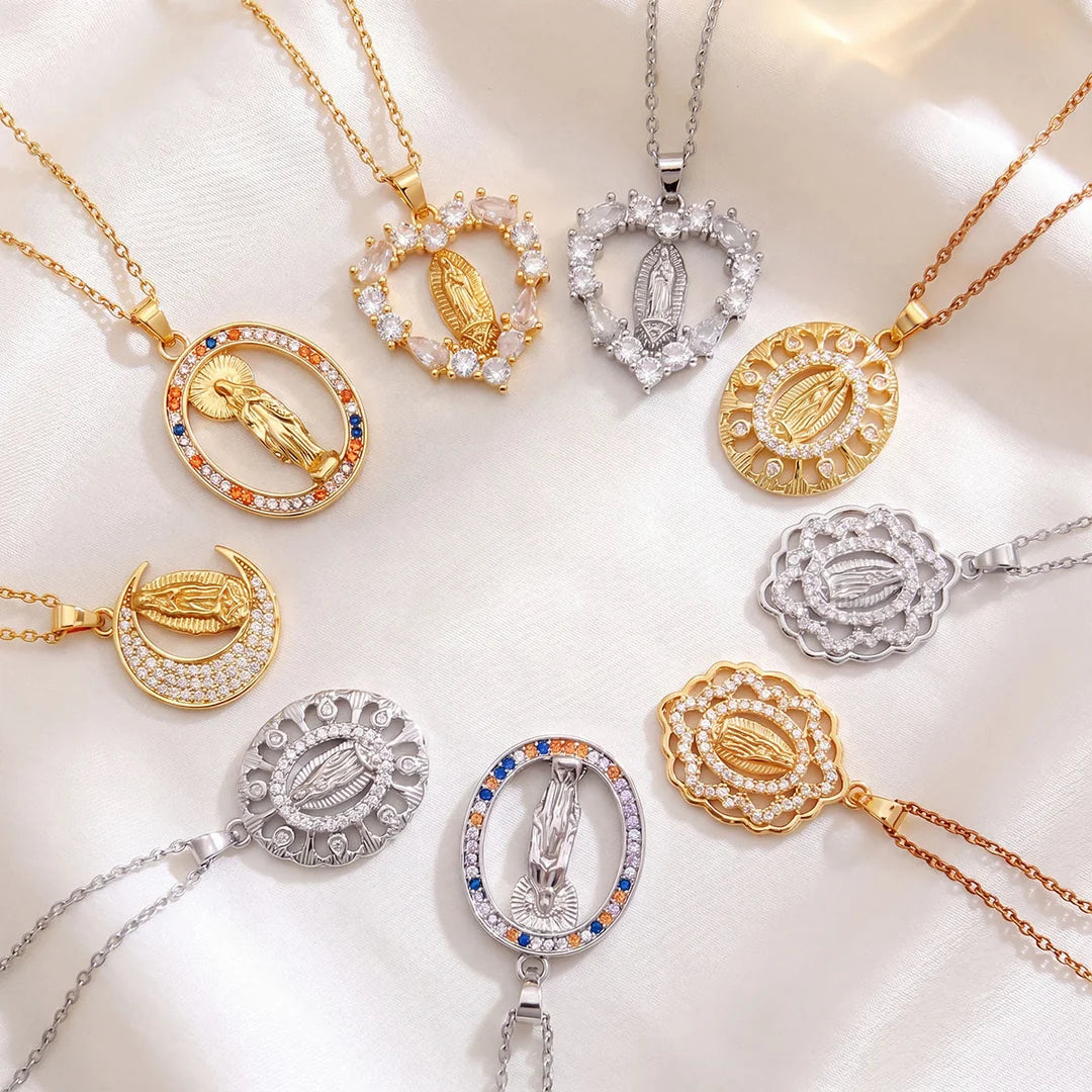 Naszyjnik z medalionem w kształcie kryształowej aureoli z Świętą Dziewicą: Godło Łagodnej Niebiańskiej Ochrony