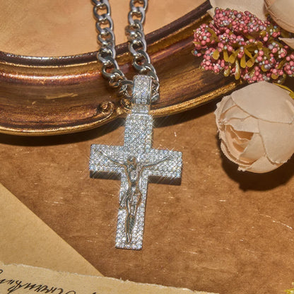 Glam Bling Naszyjnik z łańcuszkiem z krucyfiksem: Noszalny talizman ponadczasowej niebiańskiej łaski