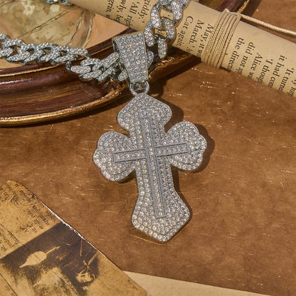 Naszyjnik z masywnym, błyszczącym, kwiatowym krzyżem:Symbol solidnej, świętej ochrony