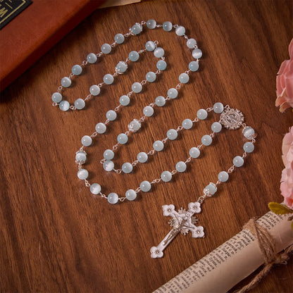 Różaniec z koralików Pale Sky Cat's Eye i krzyż św. Benedykta: symbol cichego, świętego przewodnictwa